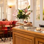 Le Café en Rouje : l’adresse café-mode gourmande nichée dans la boutique de Jeanne Damas à Paris