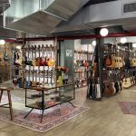 Paul Beuscher à Paris : l’adresse culte des musiciens rouvre avec guitares, concerts et studios