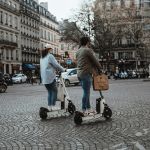 Trottinettes à Paris : gilet et casque obligatoires