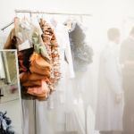 Paris Fashion Week : revisionnez le défilé détonnant de Viktor & Rolf Haute Couture 2023-2024