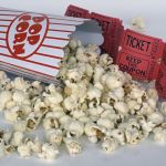 Pop-corn et tickets de cinéma, symboles d’une séance en salle