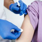 Covid : bientôt une troisième dose de vaccin pour les adolescents ?