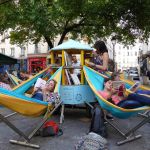 Bibliambule, une bibliothèque ambulante avec des hamacs pour lire au calme