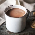 Une distribution gratuite de chocolat chaud par le Père Noël de l'Equipe de France à Paris
