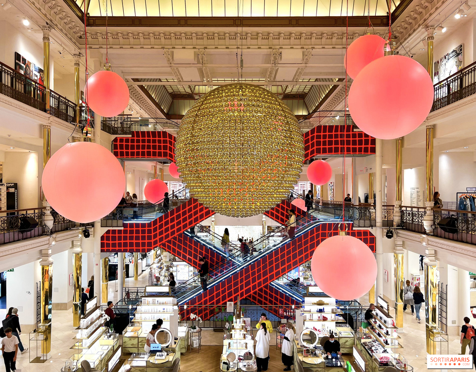 Vogue France - Saturday, Le Bon Marché Rive Gauche reopened its doors! What  if we went to admire these spectacular Christmas decorations while  respecting barrier gestures? © Instagram @lebonmarcherivegauche