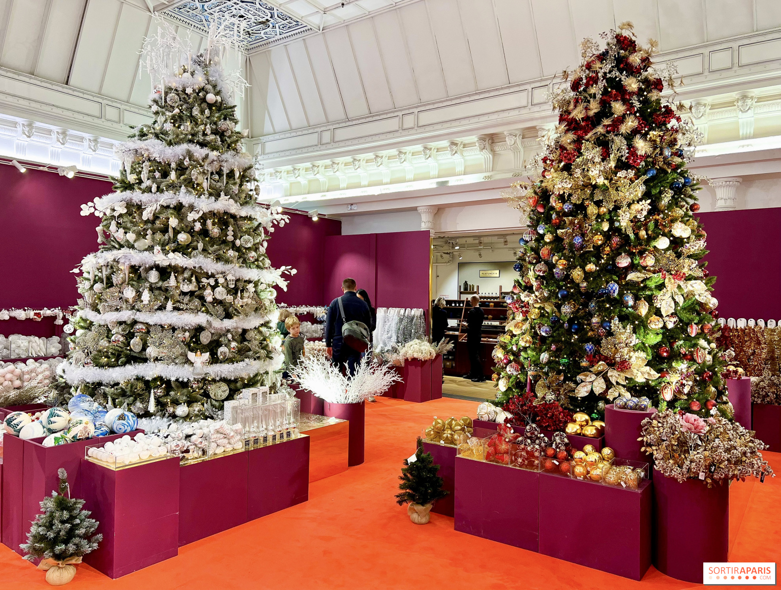 Vogue France - Saturday, Le Bon Marché Rive Gauche reopened its doors! What  if we went to admire these spectacular Christmas decorations while  respecting barrier gestures? © Instagram @lebonmarcherivegauche