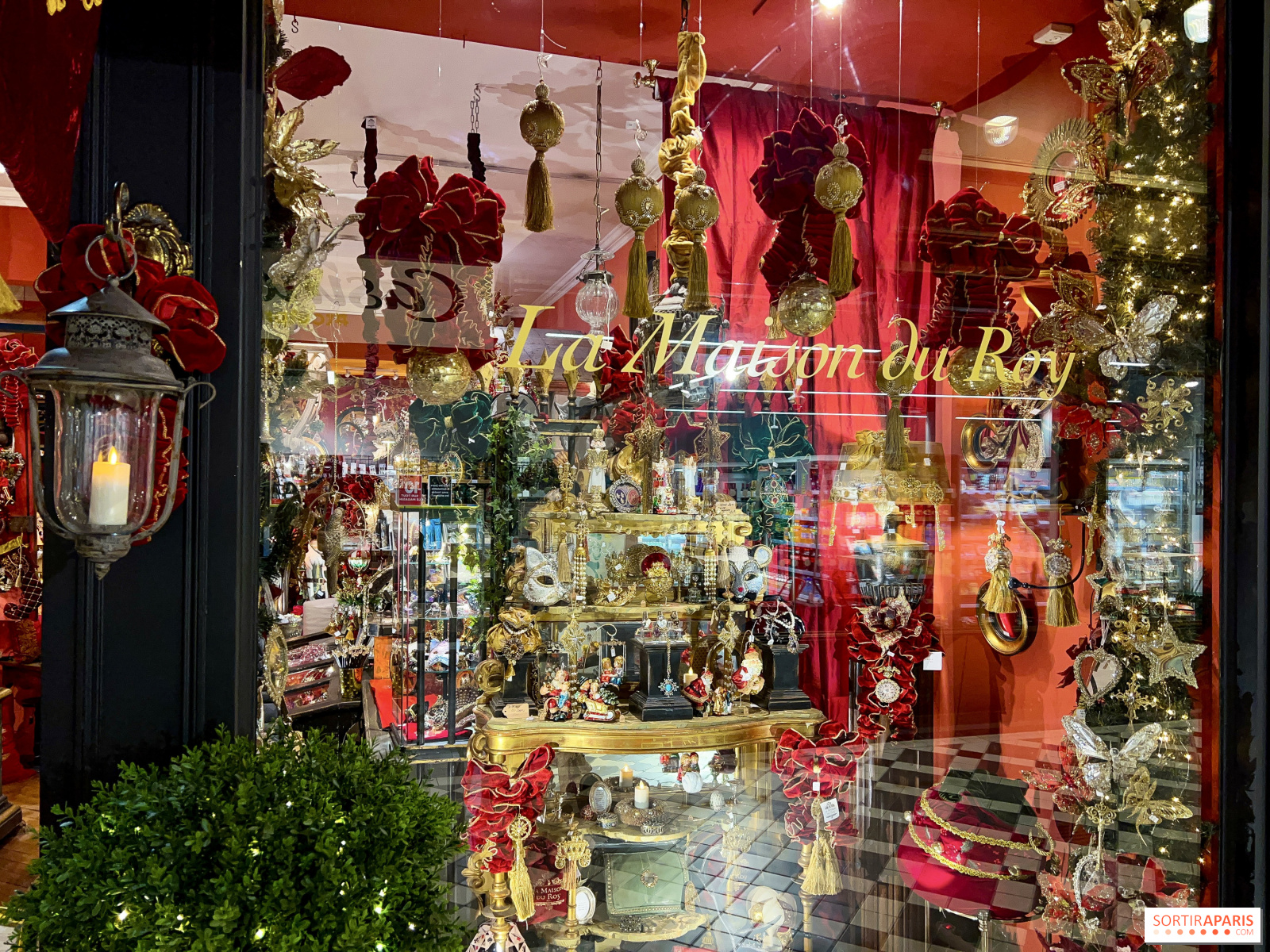 La Samaritaine's 2023 Christmas window displays: couture treats