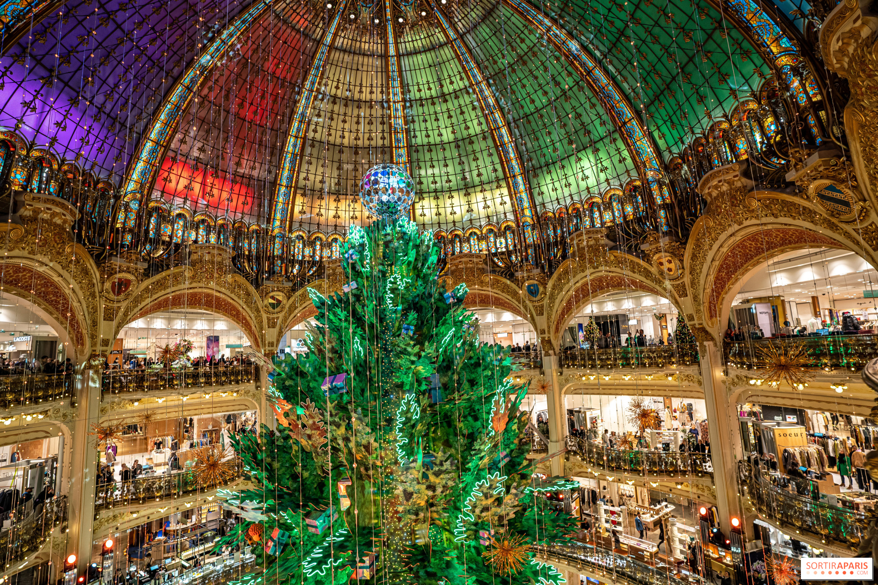 Les vitrines de Noël et sapin géant des Galeries Lafayette Haussmann