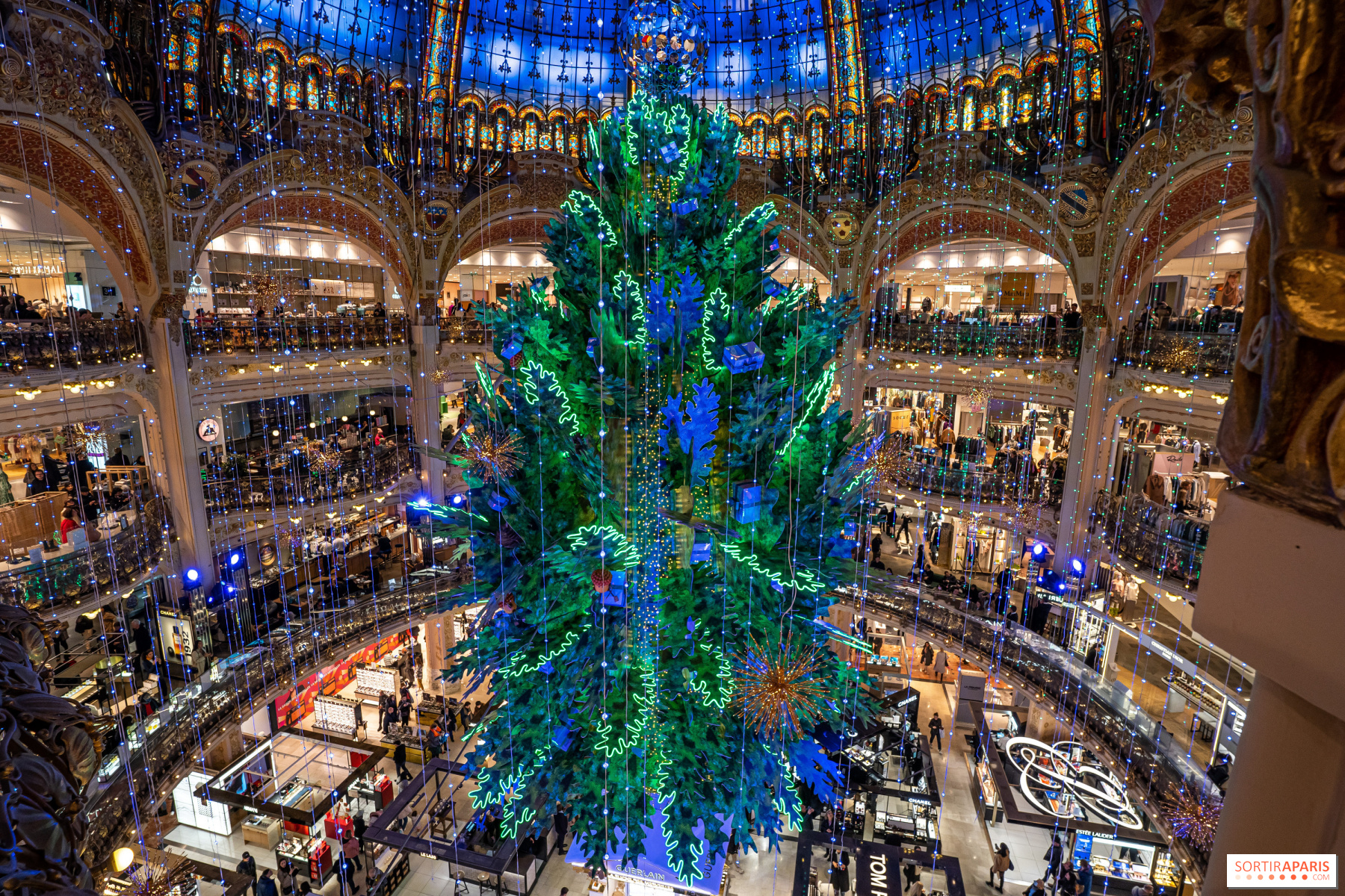 Paris workers disrupt Galeries Lafayette Christmas tree-lighting ceremony