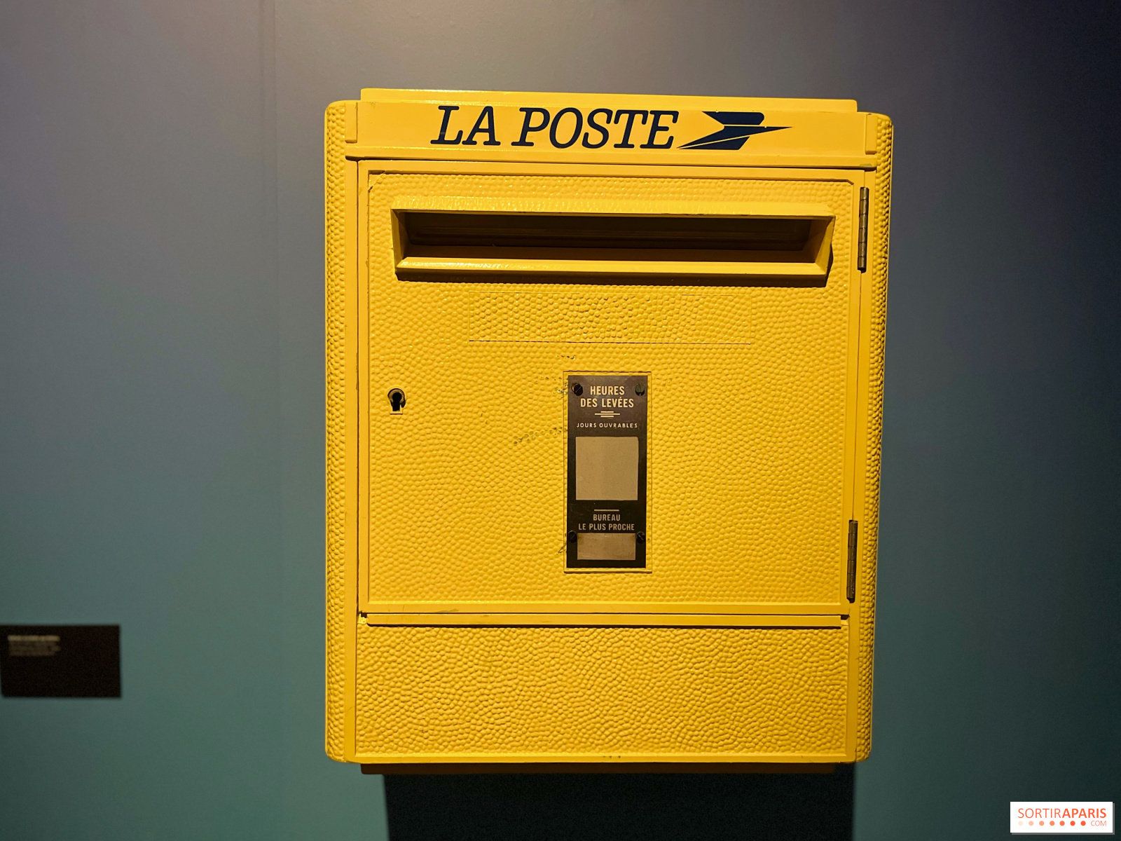 Paris : 200 boites aux lettres de La Poste fermées pour éviter le