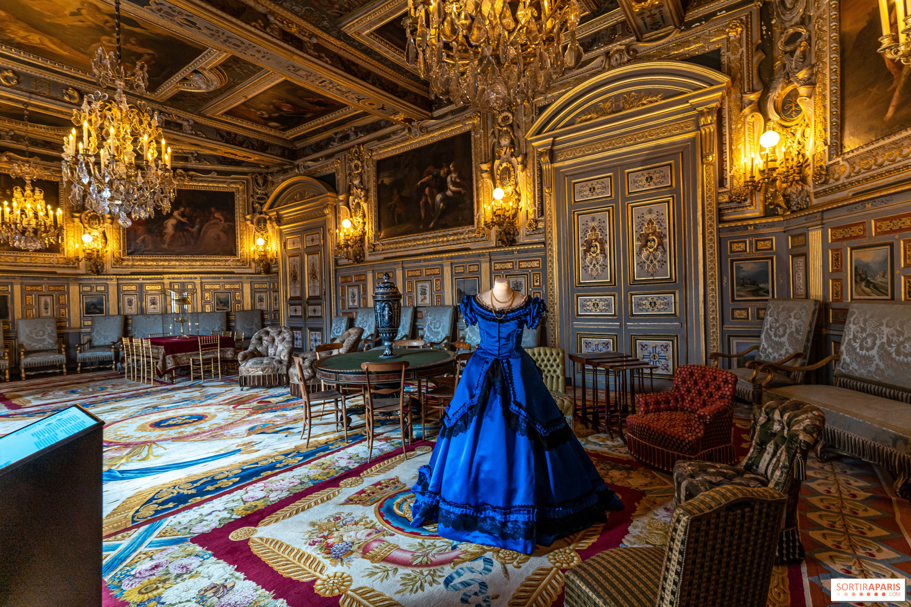 Лондон местонахождение королевской резиденции. Резиденция Наполеона (Фонтенбло). Замок в Фонтебло (Château de Fontainebleau). Кабиллон Бургундская Королевская резиденция. Фонтенбло постель Наполеона.