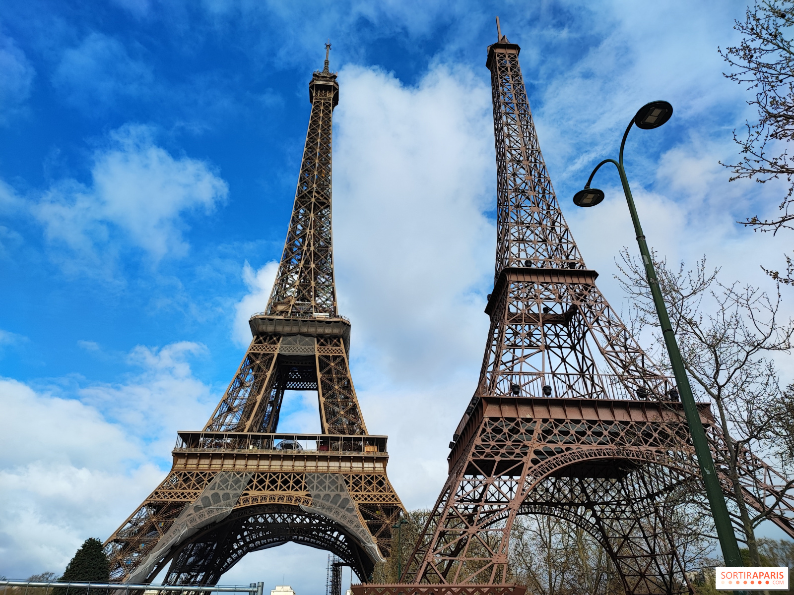 Una seconda Torre Eiffel è apparsa nella notte sul Campo di Marte: gli  ultimi giorni 