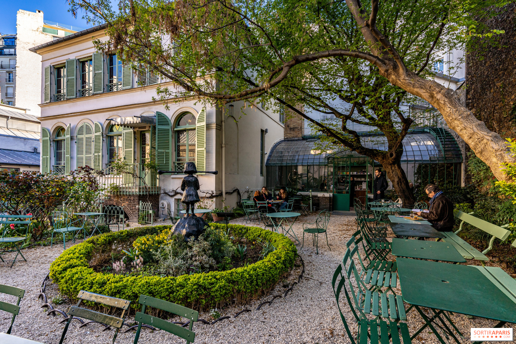 Discover the Café-salon de thé Rose Bakery and its verdant terrace