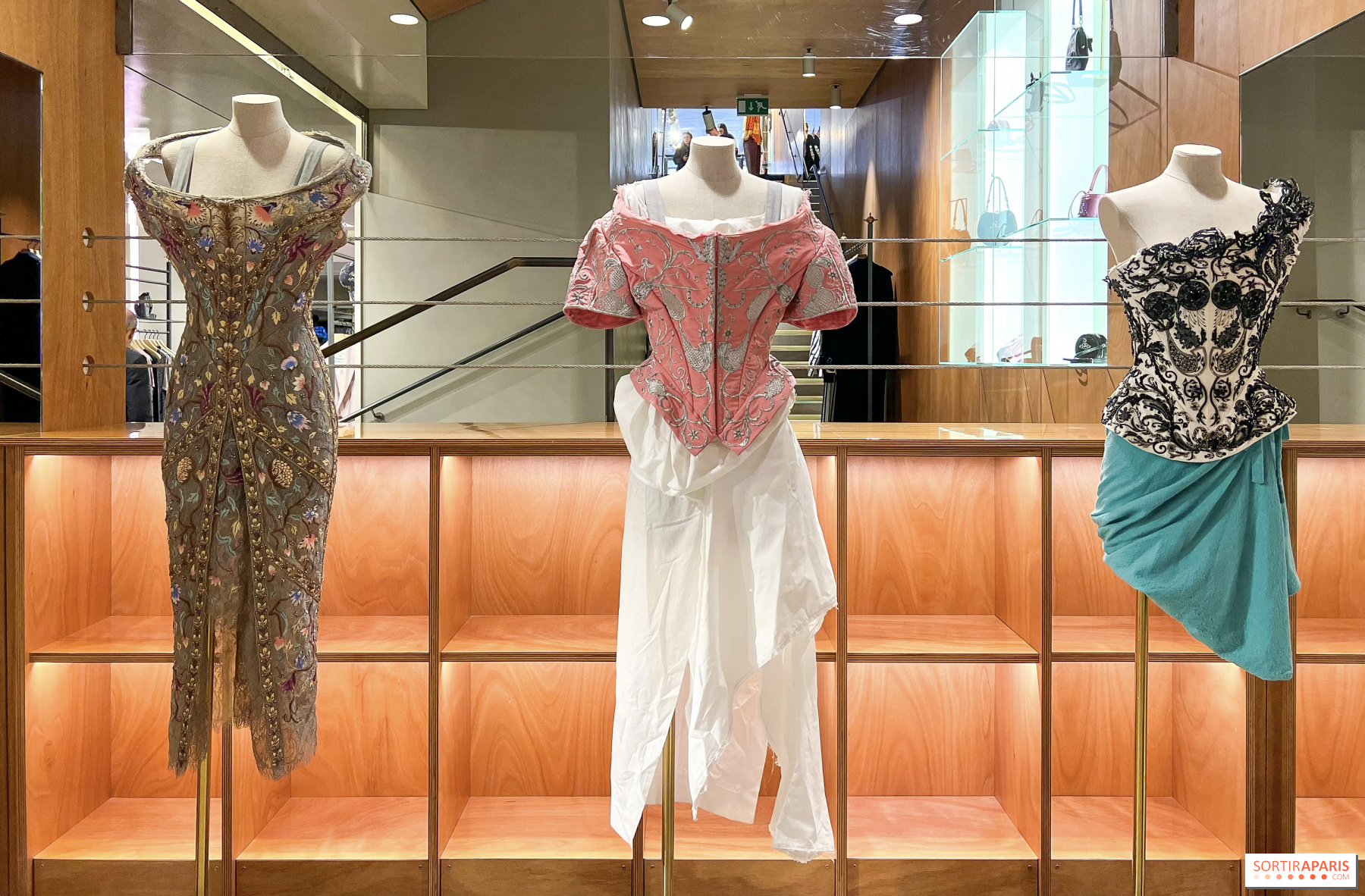 Vivienne Westwood Corsets、今月パリで発見する無料のファッション