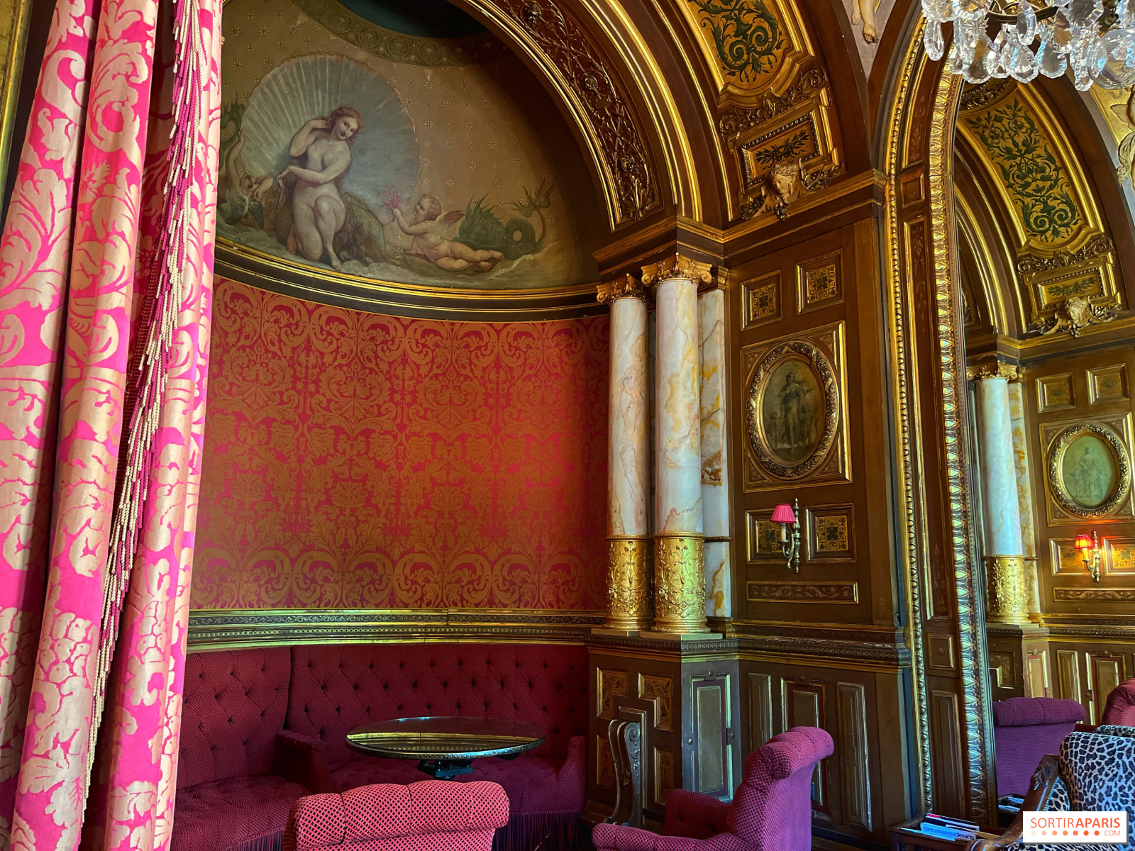 Vizită ghidată la Hôtel de la Païva, o reședință misterioasă cu ...