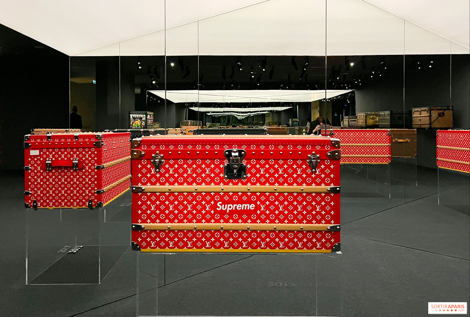 Louis Vuitton x Supreme Malle Courrier Trunk Monogram 90 Red On