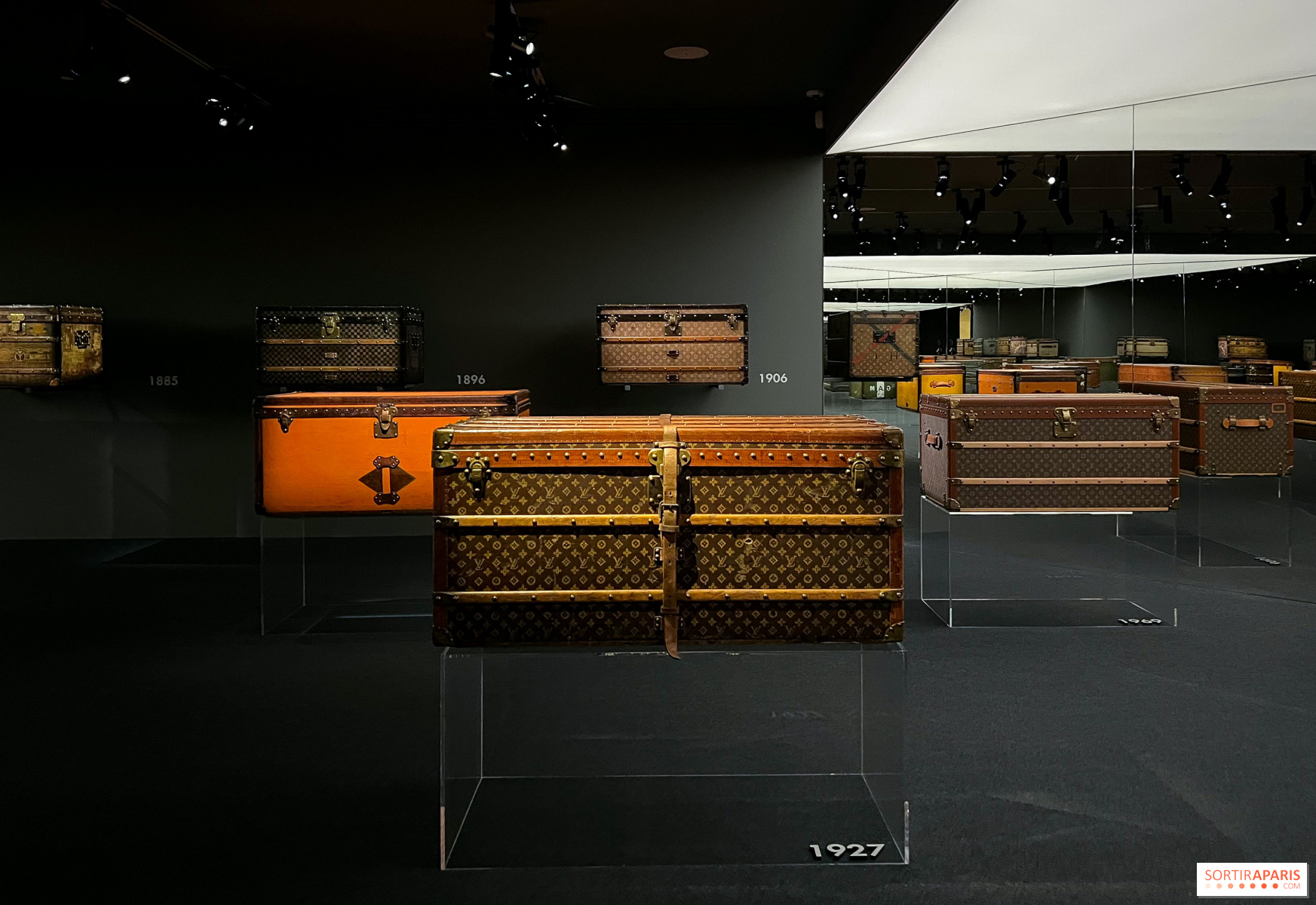 La Maison de famille de Louis Vuitton présente son exposition Malle Courrier