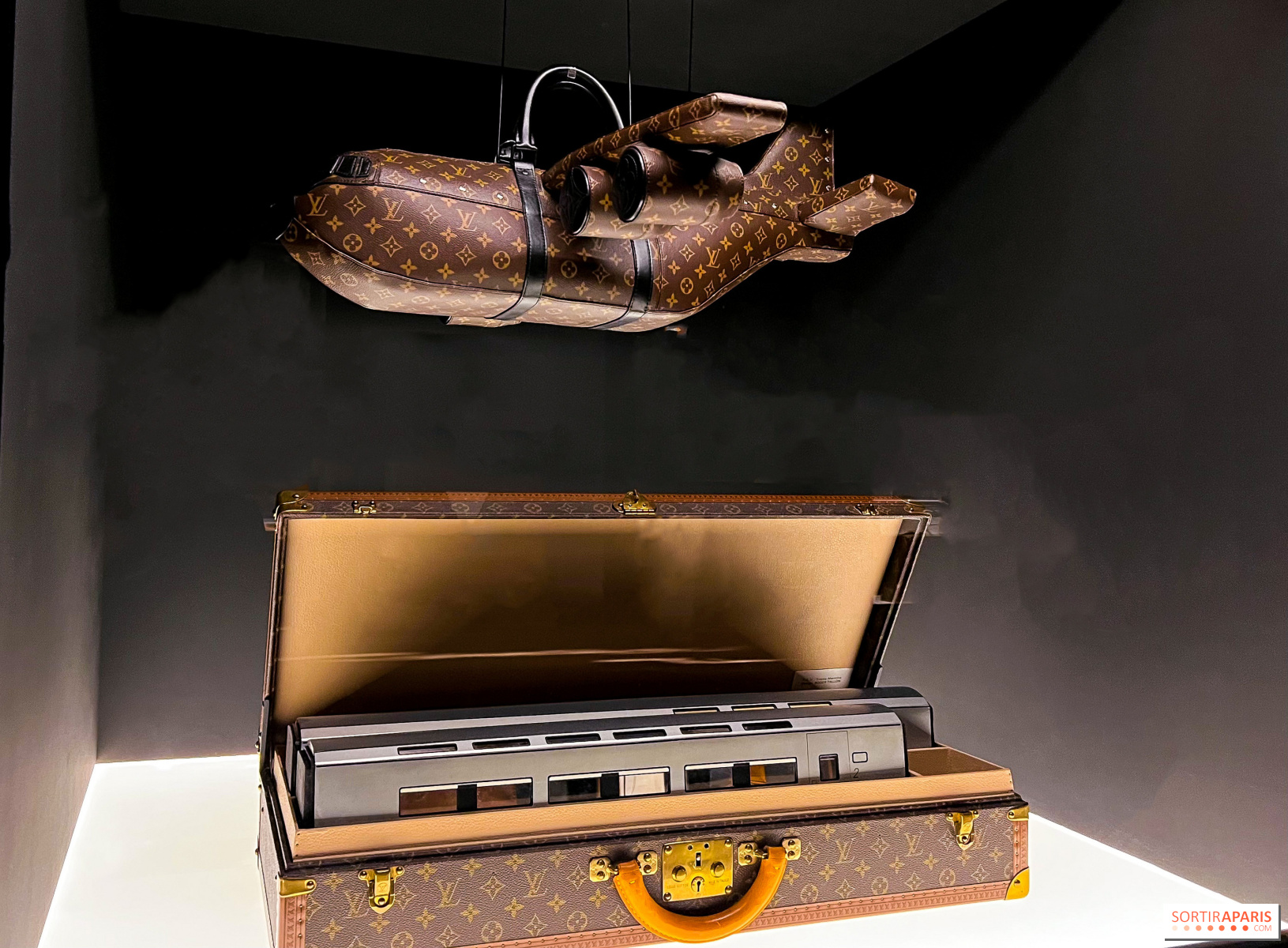 Louis Vuitton rend hommage à sa Malle Courrier dans une exposition inédite  et gratuite