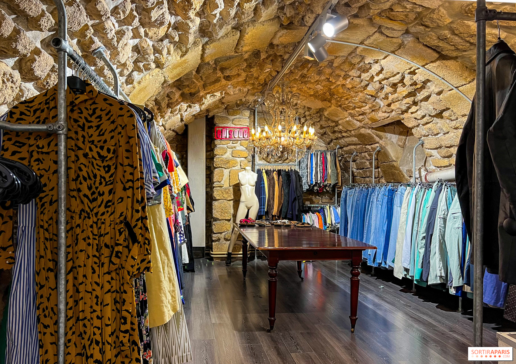 Retro, the coolest thrift shop in Paris' Les Halles district: fashion tips  and events 