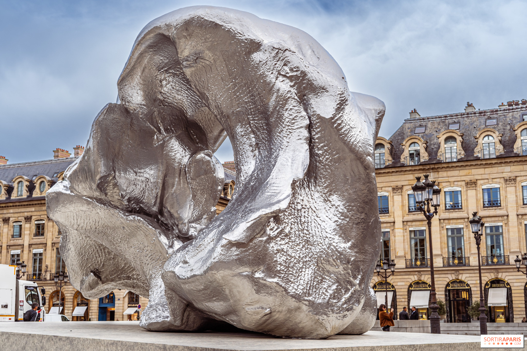 Paris+ by Art Basel: discover Urs Fischer's monumental wave at