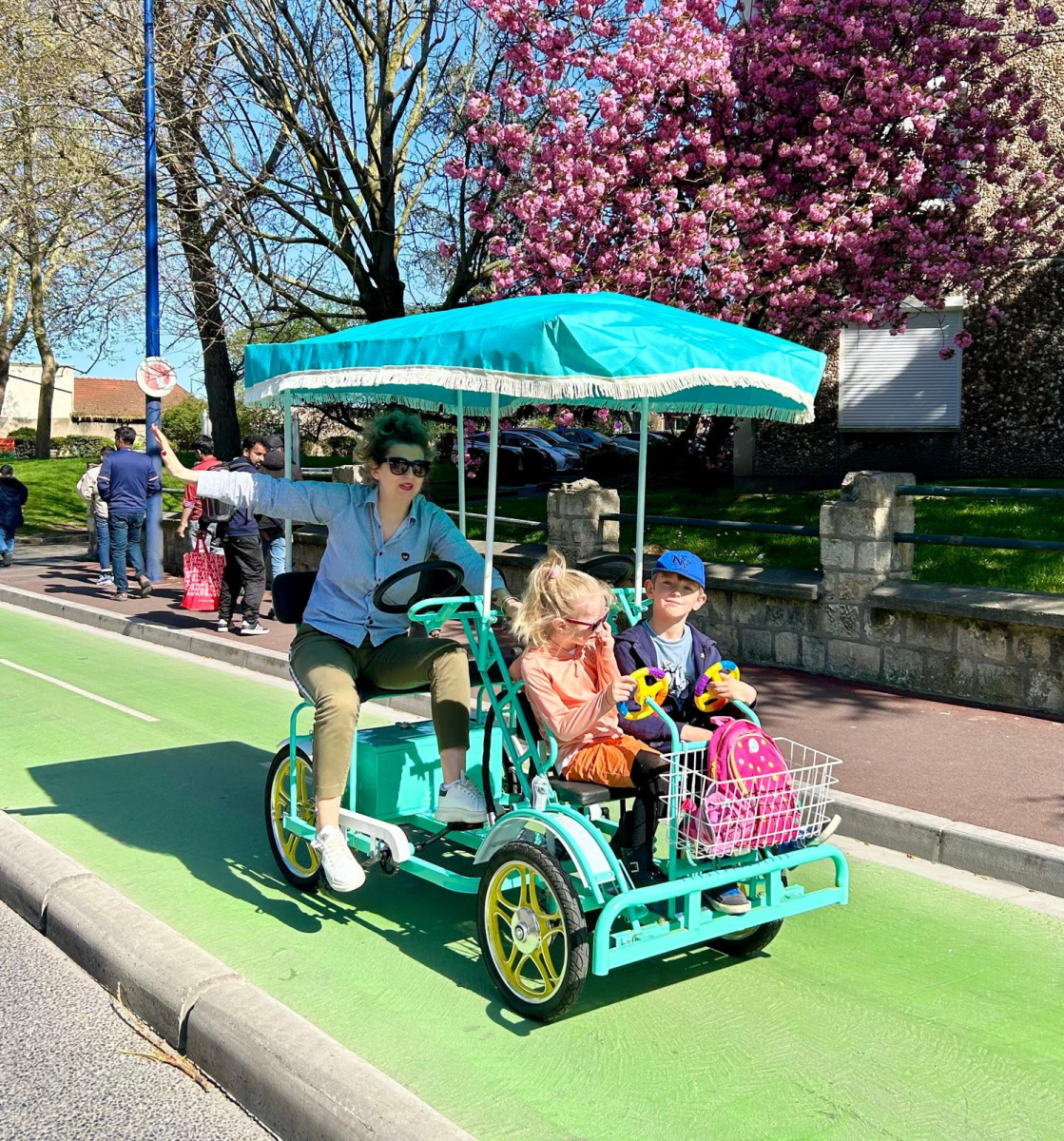 Ride a rosalie on the Champs-Élysées: Family Bikes, the four-wheeled