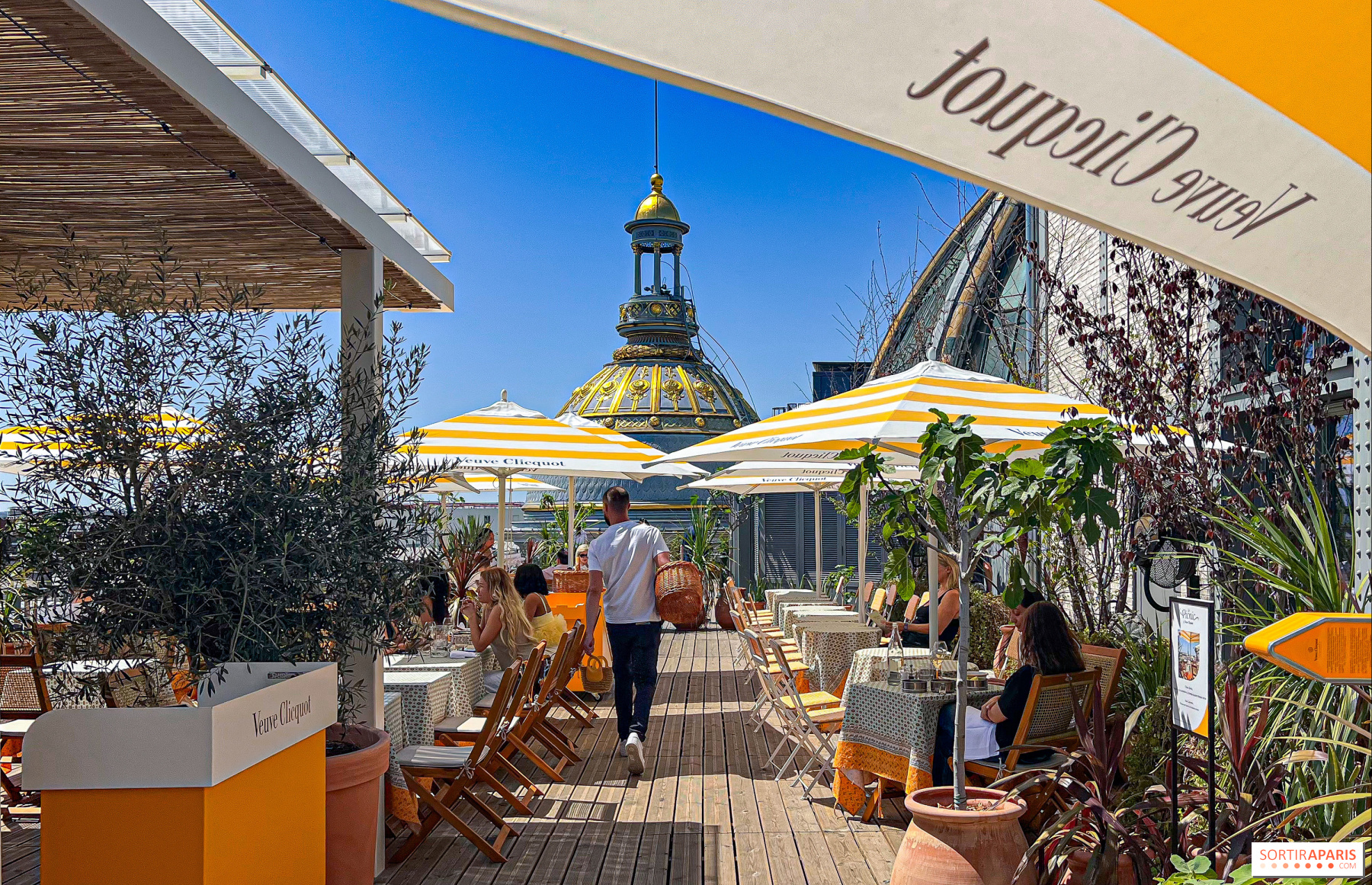 プランタン・オスマン2025のサマーテラスからパリ市街と