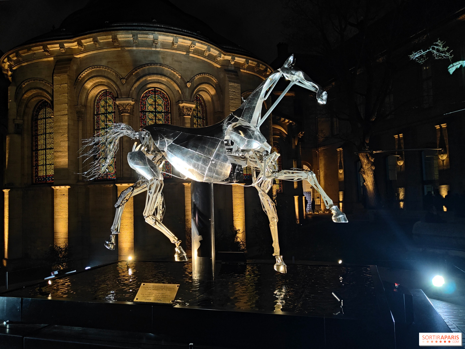 ZEUS、パリの Arts et Métiers 博物館で無料公開中の五輪の金属馬