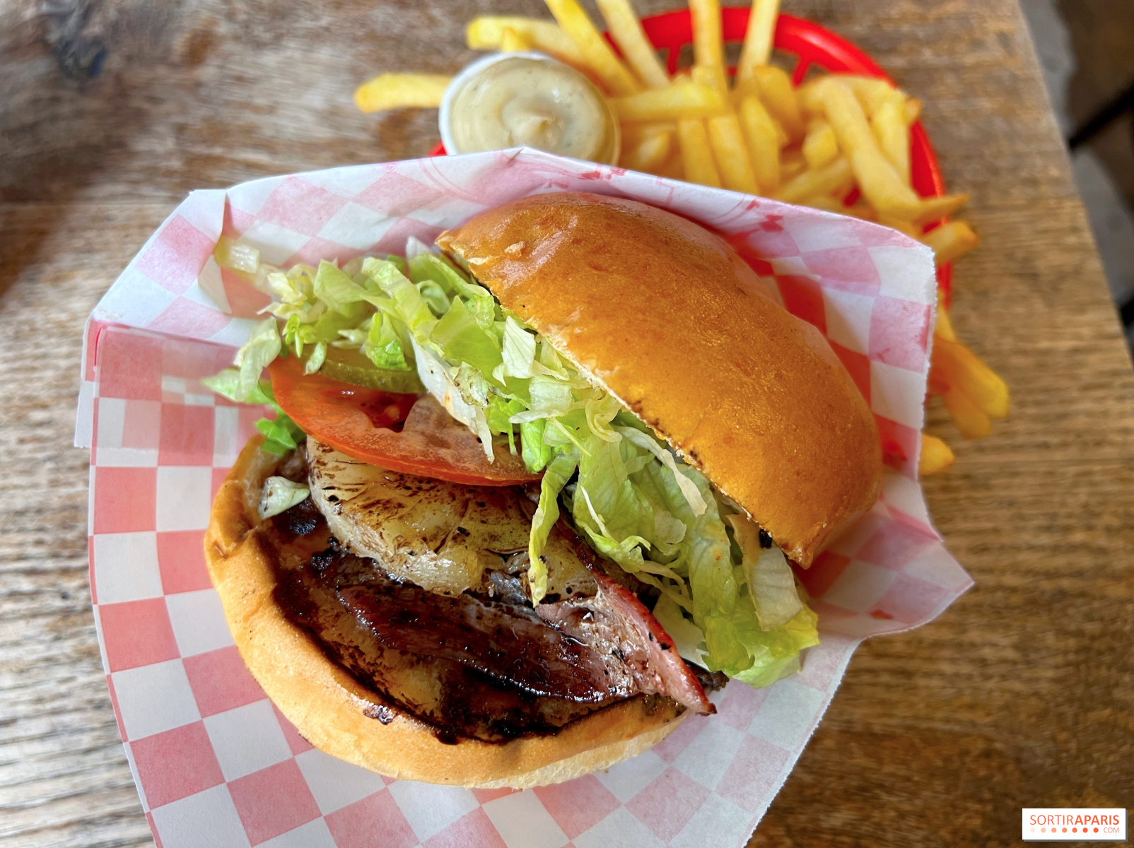 Numéro 10 à Pigalle, smash burgers pas chers, ambiance rock et salon de tatouage au sous-sol