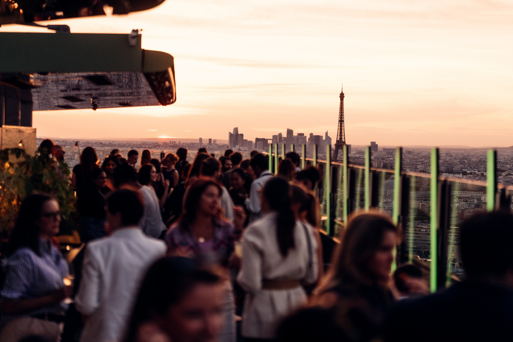 Skybar Paris : le plus haut rooftop en plein air lance sa saison à 115m d'altitude !