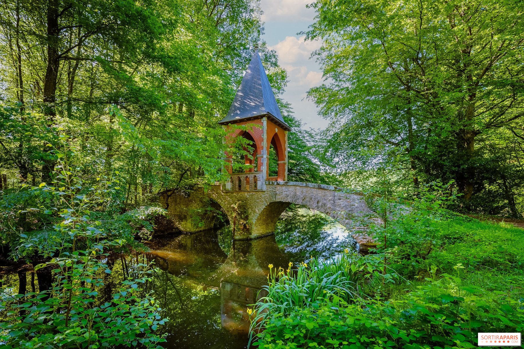 Yvelines : connaissez-vous ce temple de l'amour, pont kiosque romantique dans un écrin verdoyant ?