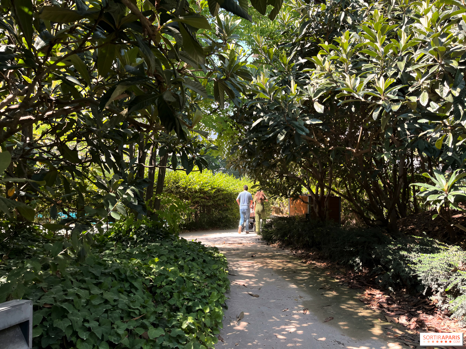 Le jardin Claire Motte, parc secret (avec aire de jeux pour enfants), dans le 17e