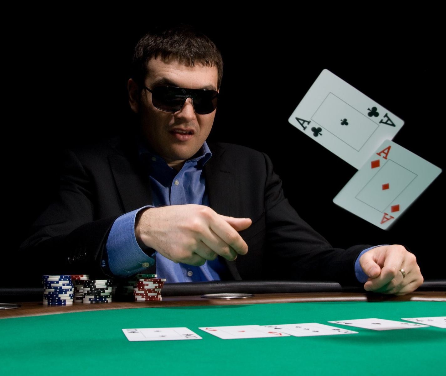 Фартовый человек. Игрок в казино. Покер. Карточный игрок. Игрок в Покер.