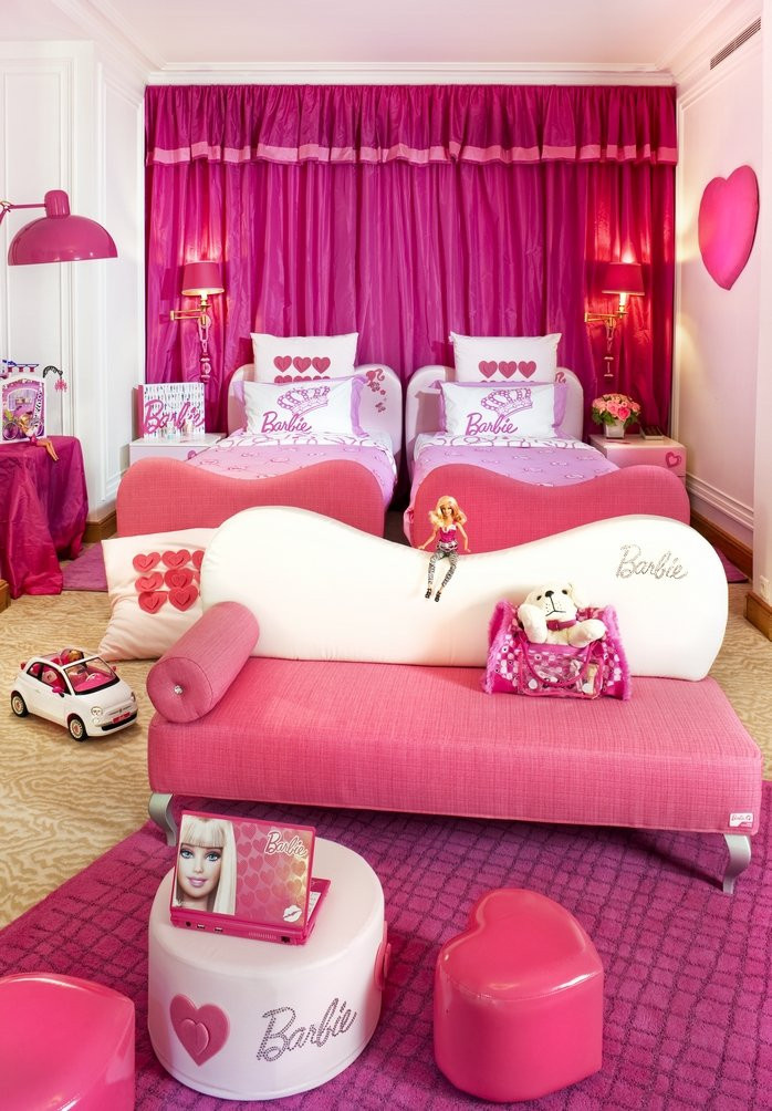 Le Plaza Athénée de Paris permet aux petites filles de dormir dans la  chambre de Barbie - TendanceHotellerie