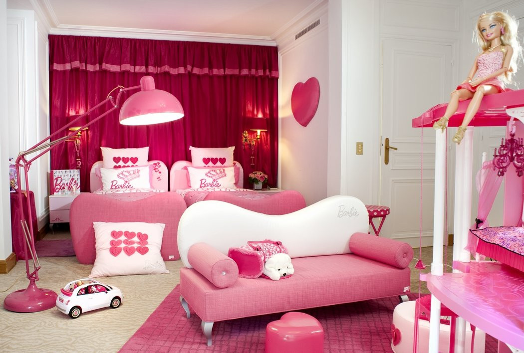 Le Plaza Athénée de Paris permet aux petites filles de dormir dans la  chambre de Barbie - TendanceHotellerie