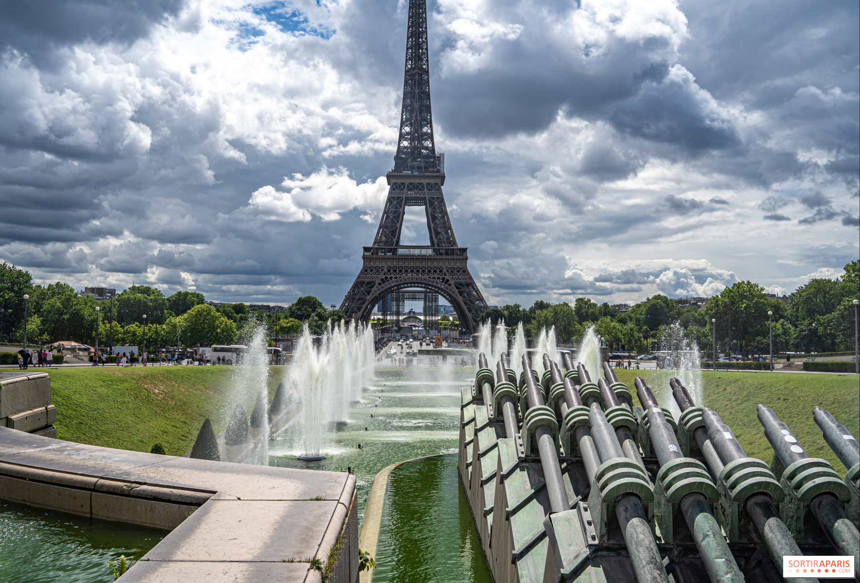 Paris, France. 15th Jan, 2023. People stop on a sunny day to take