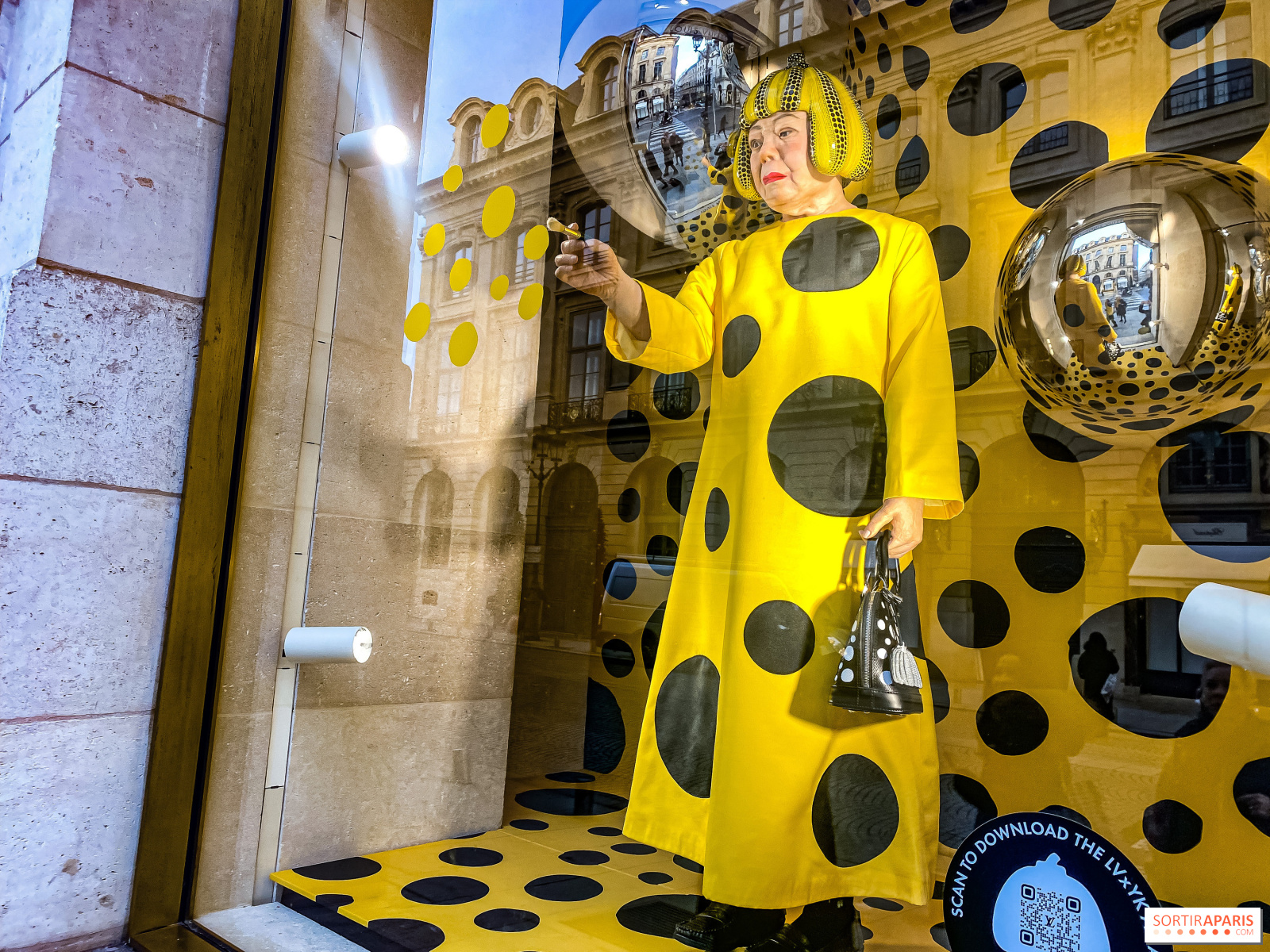 The gigantic Yayoi Kusama in front of the Louis Vuitton
