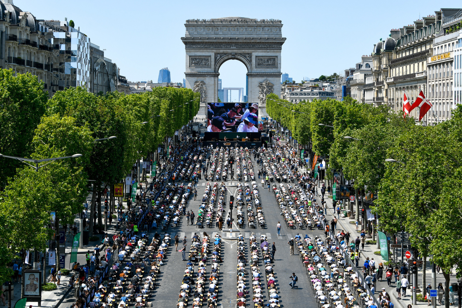 World record for the largest dictation on the Champs-Élysées reached! 