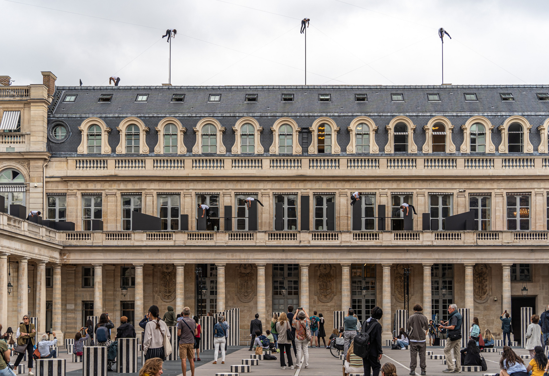 Horizon, an exceptional free acrobatic show on the Palais Royal - Journées  du Patrimoine 