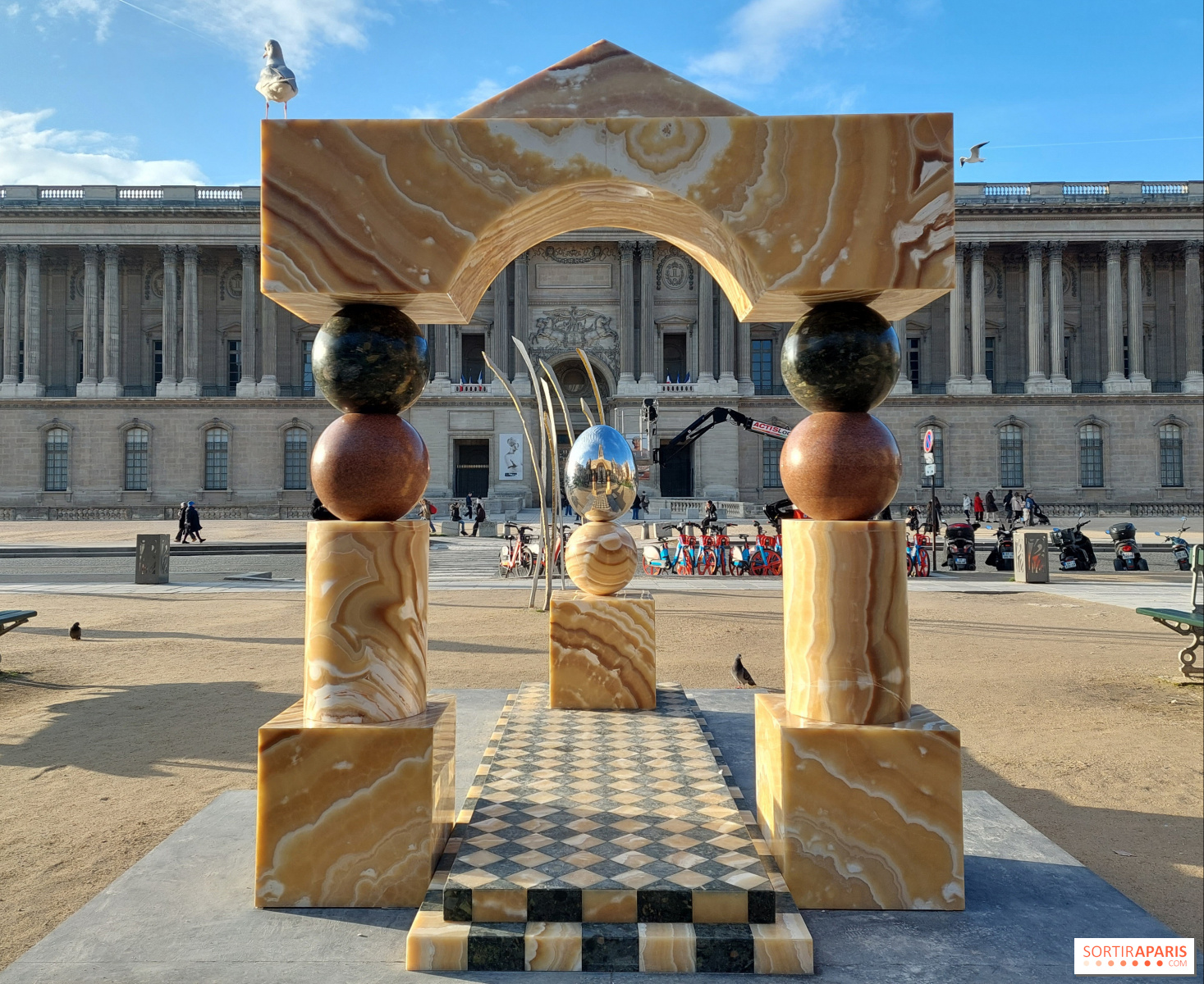 Paris : quel est cet étrange portail installé sur la place du Louvre ?