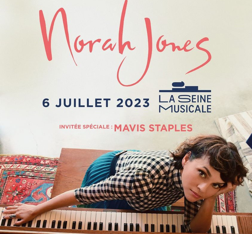 Norah Jones live in July 2023, at Paris La Seine Musicale
