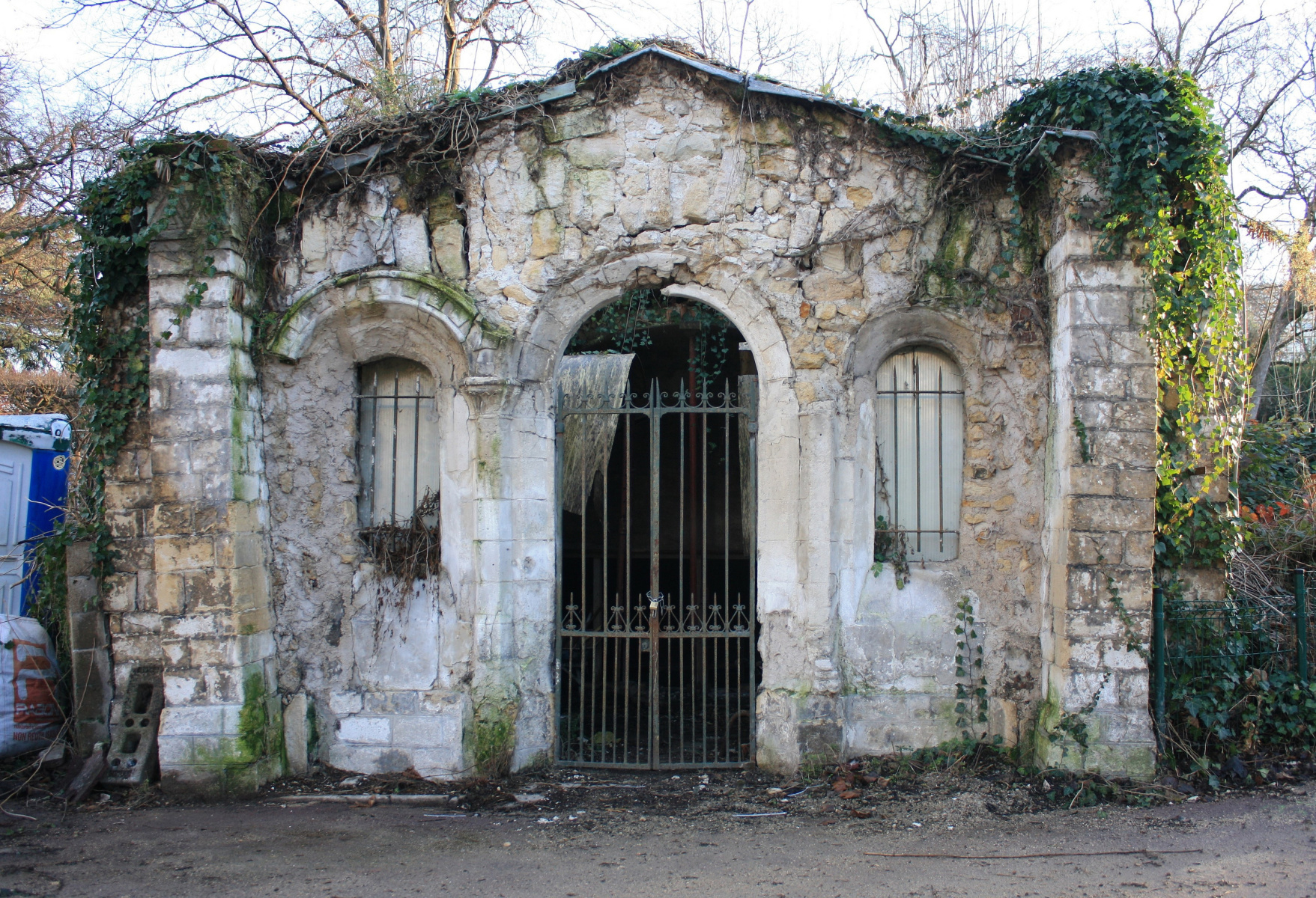 À Vanves (92), un projet de restauration pour les glacières-chapelle du parc Frédéric-Pic