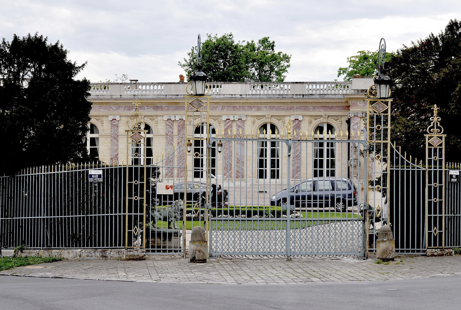 Ce sublime palais rose situé en région parisienne était la demeure d'une marquise excentrique de la Belle Epoque 
