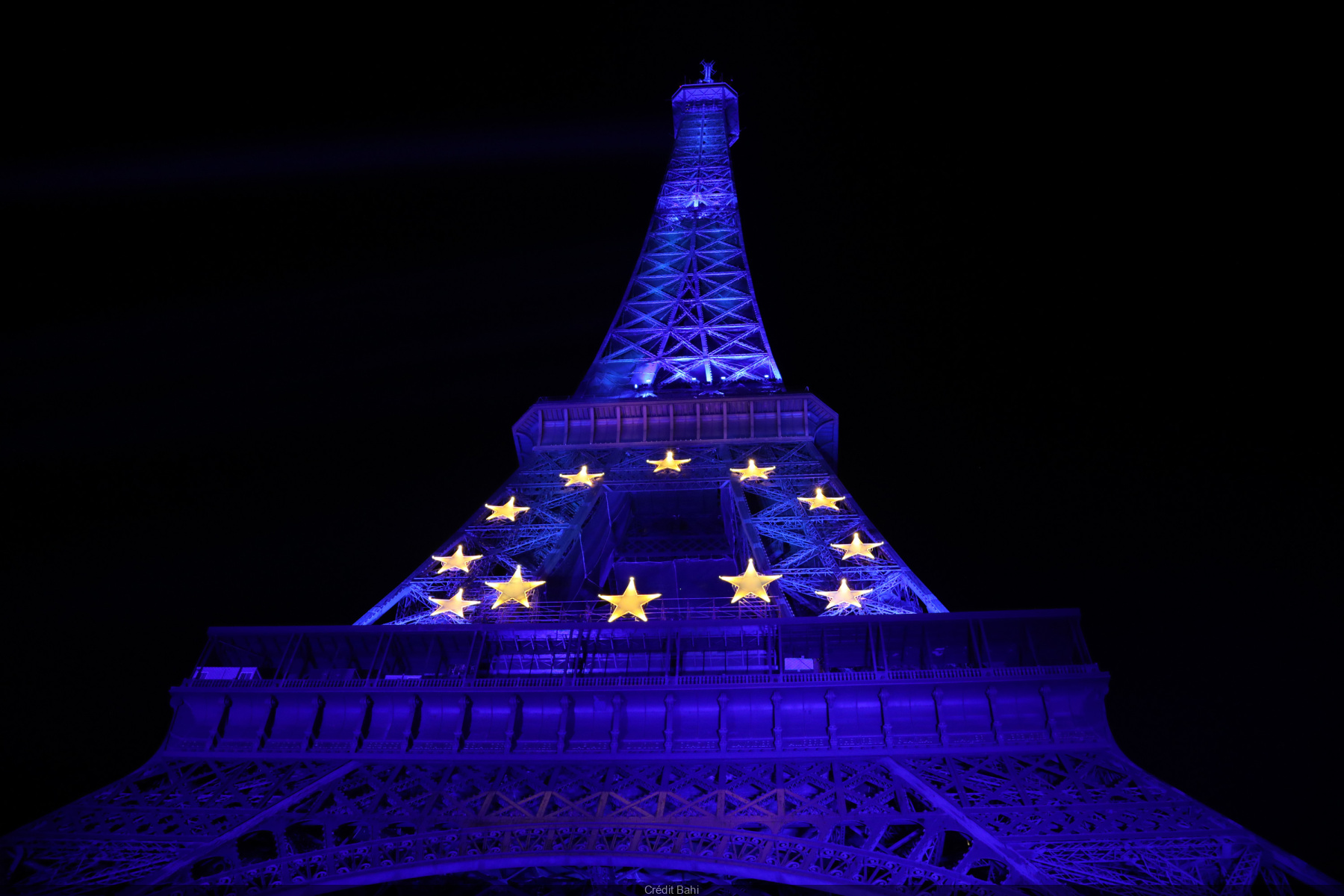 La tour Eiffel en bleu : jusqu'à quand affiche-t-elle les couleurs