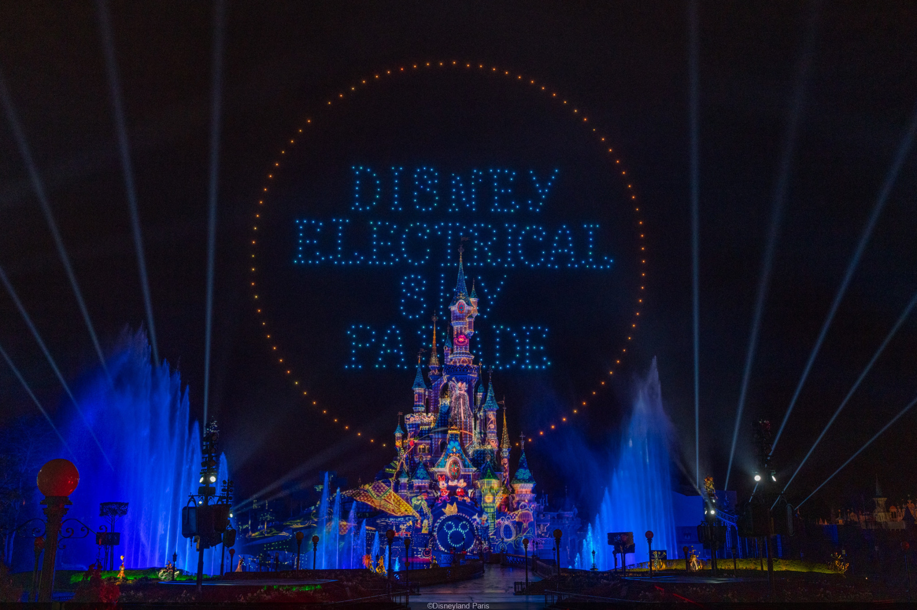 Disneyland París se invita al BHV Marais con la experiencia inmersiva de la  Sinfonía de Colores de Disney 
