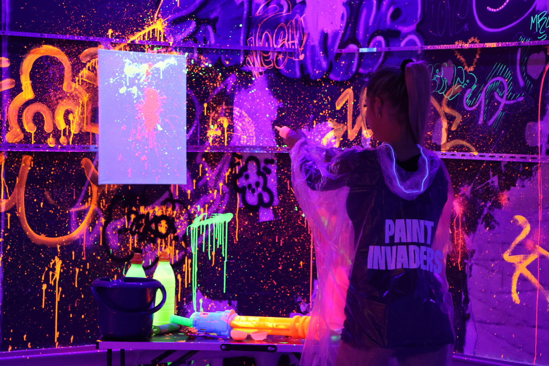 ペイント・インベーダー：パリで没入型蛍光アート体験
