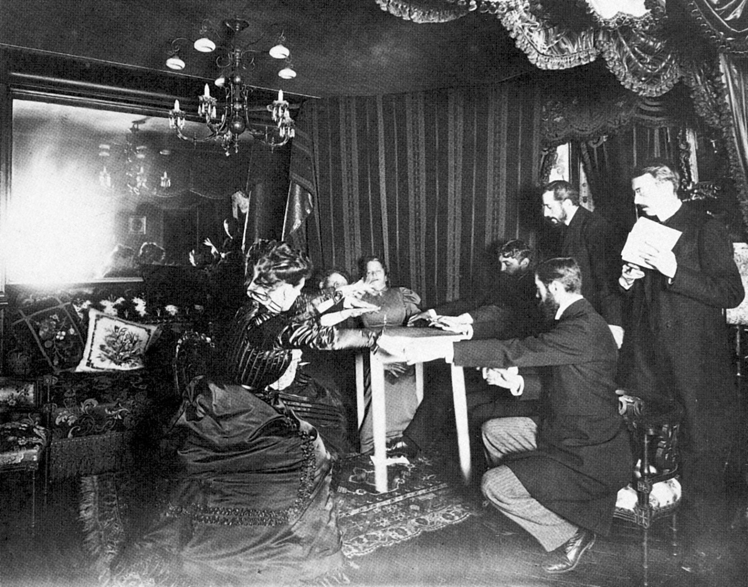 Quand Pierre et Marie Curie ont enquêté sur une médium : l'étrange histoire d'Eusapia Palladino à Paris