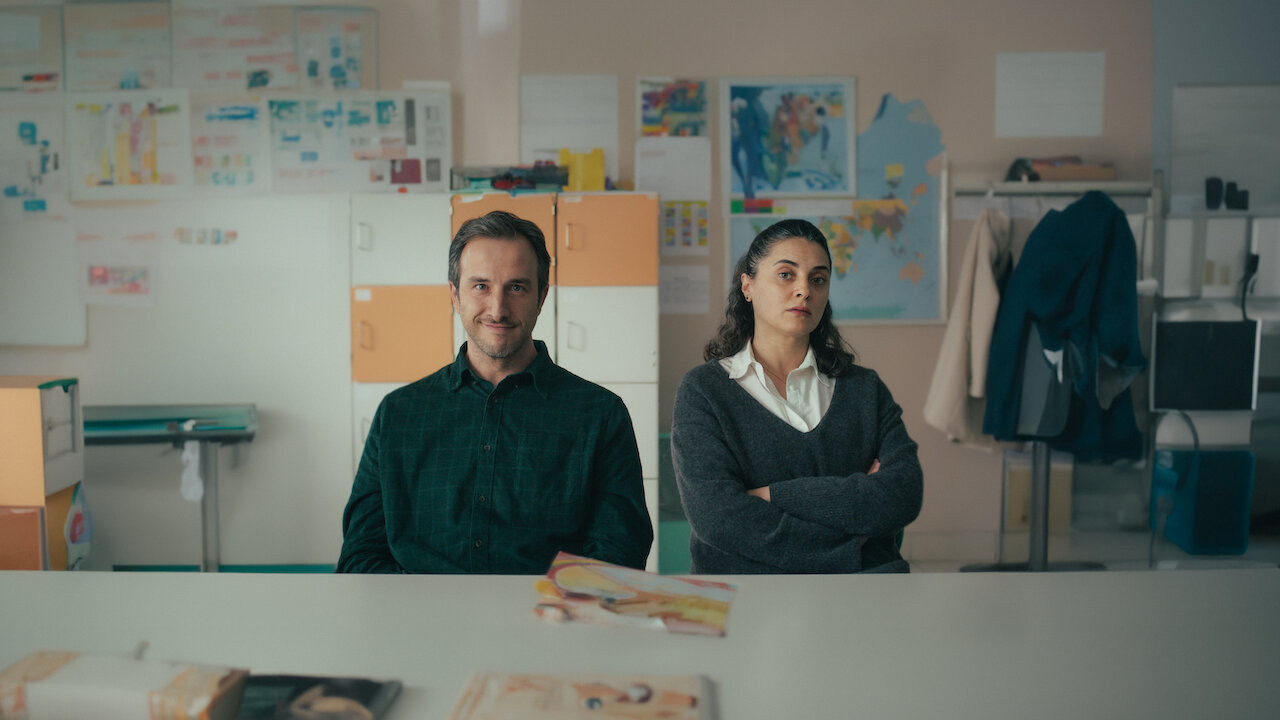 “Alkışlar Altında”: Netflix'te derin bir Türk aile draması