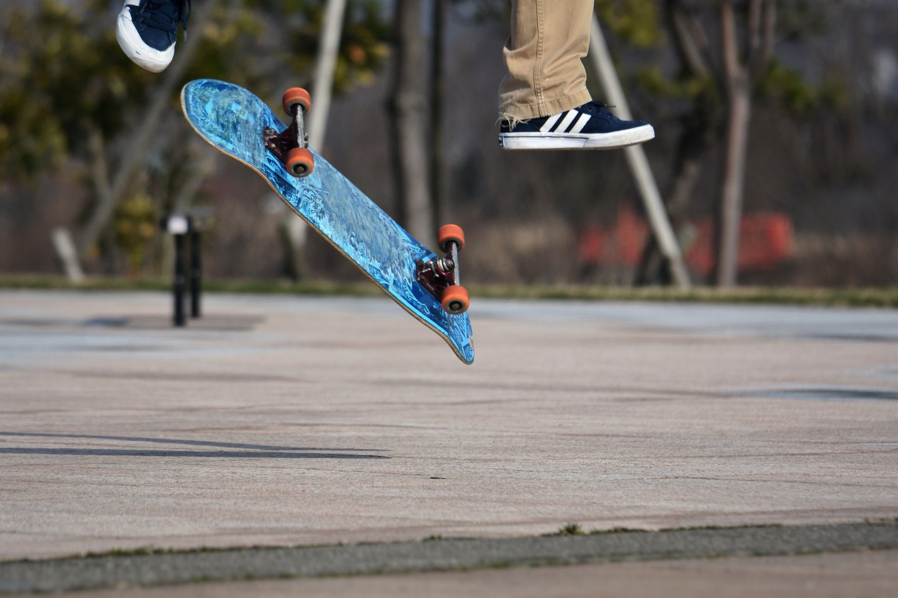 Um curso gratuito de skate para crianças no skatepark de