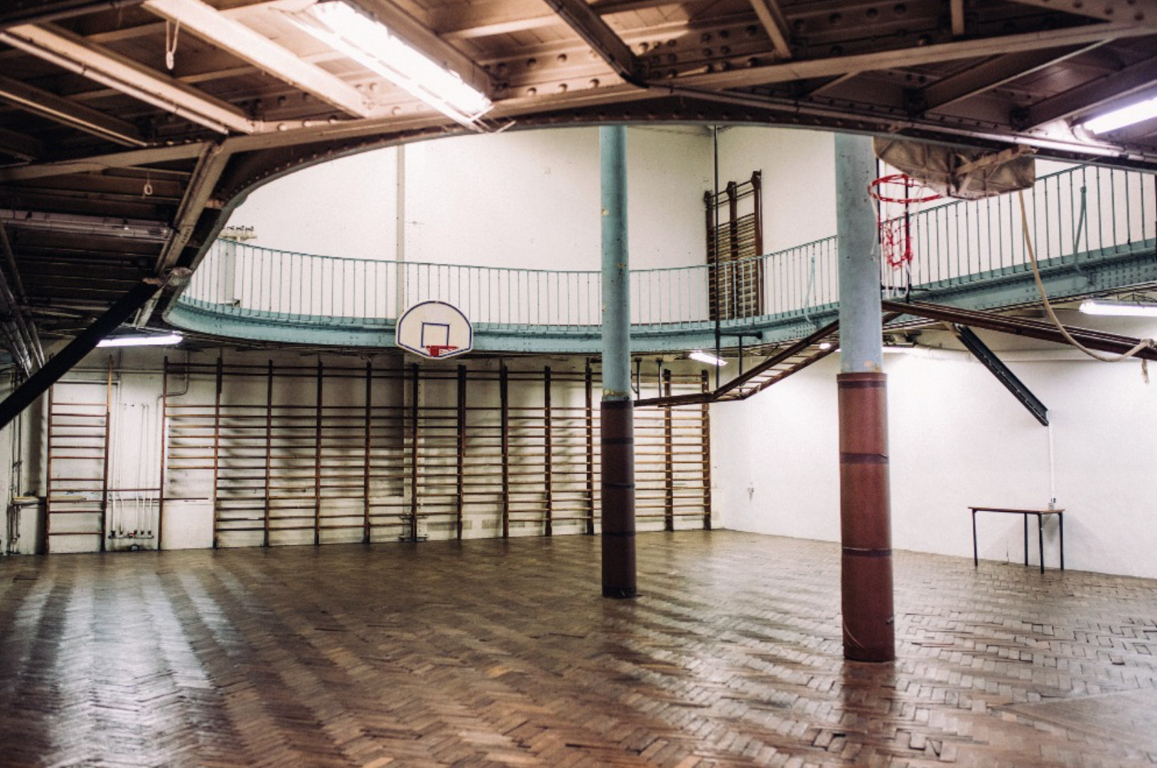 The oldest basketball court in the world, preserved since 1893, is hidden in the heart of Paris’s 9th arrondissement — inside the historic YMCA building on Rue de Trévise. This remarkable survivor of early basketball history remains unchanged, offering a rare glimpse into the sport’s origins. Discover the story of the court where the game was first played in Europe, and why it still stands as a living monument to basketball’s birth.