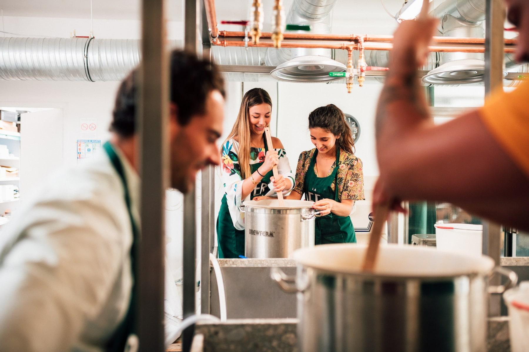 Naučte se vařit vlastní pivo v La Beer Fabrique de La Brasserie ...